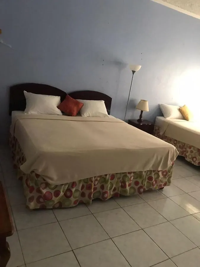 Tropical Court Hotel Montego Bay 3*,