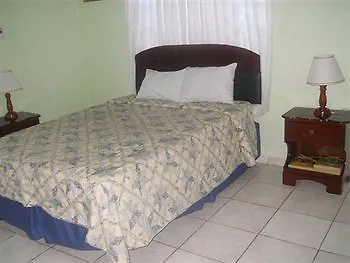 Tropical Court Hotel Montego Bay 3*,