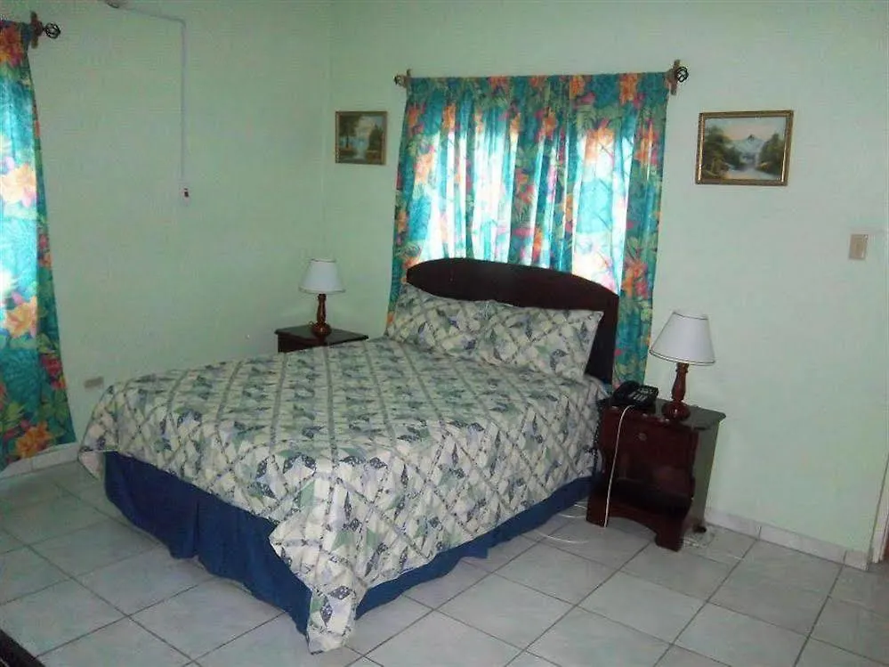 Tropical Court Hotel Montego Bay