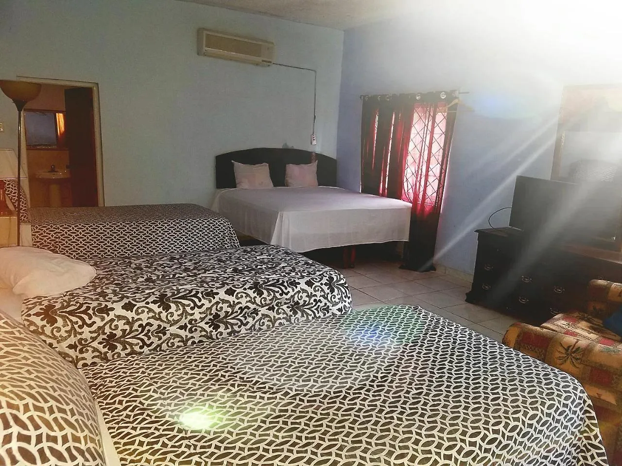 Tropical Court Hotel Montego Bay