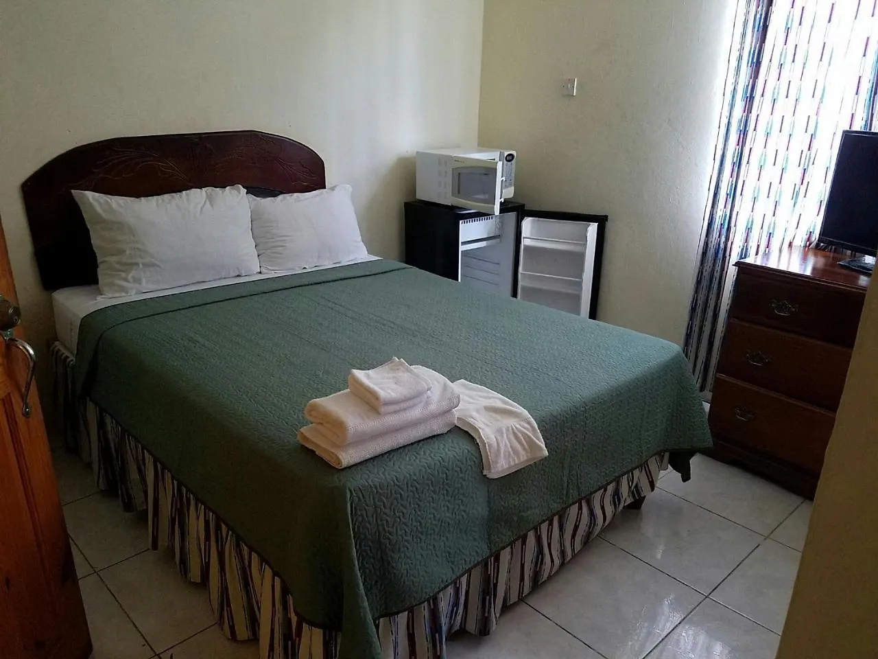 Tropical Court Hotel Montego Bay 3*,